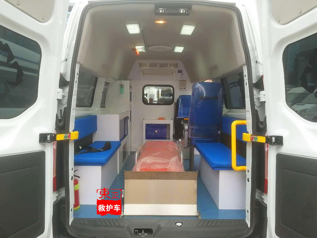 江鈴福特新全順負壓救護車(chē)監護型內飾1