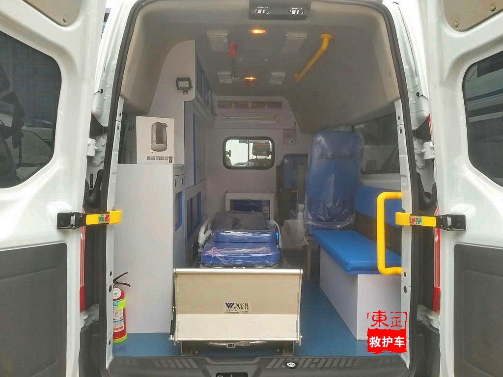 江鈴福特新全順負壓救護車(chē)監護型內飾2