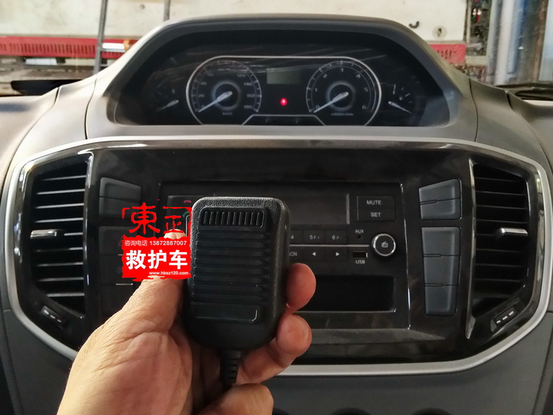 上汽大通V80救護車(chē)駕駛室、喊話(huà)器照片